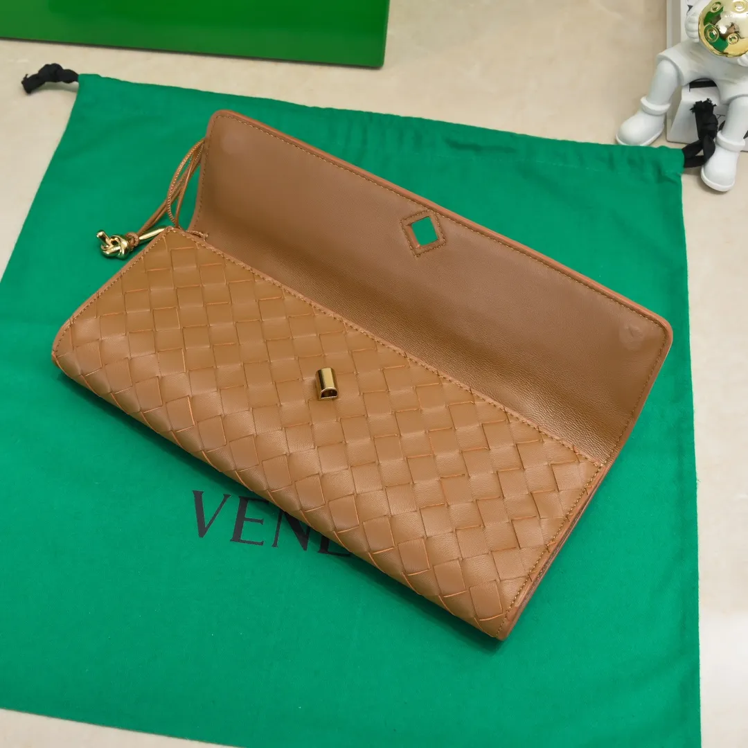 The batch of 1360 BV Andiamo evening handbags has been heavily planted again~ The designer aesthetics in the era of economic downturn are back. I fall in love with it at first sight and can't put it down. It's so beautiful and full of aura. The shape and texture are very competitive. It's light in weight and has sufficient capacity. It's a must-have for fashionistas. It's suitable for many occasions, minimalist, high-end and light luxury. Model No.: 741511 Size: 31*13*3cm